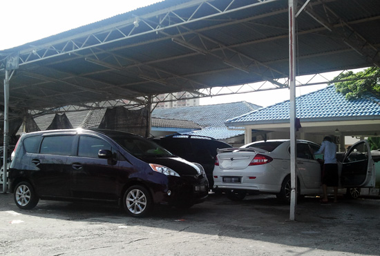 Tunggu giliran cuci kereta Tunggu giliran cuci kereta