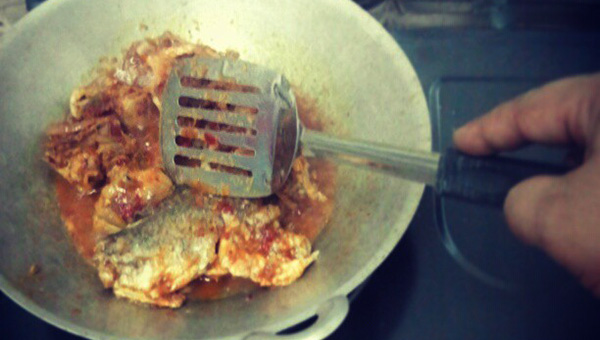 suami memasak