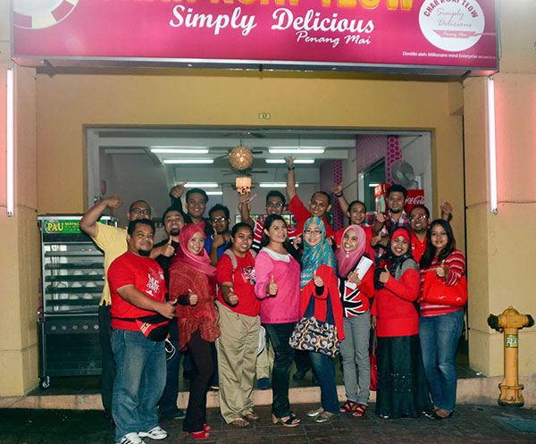 Blogger bersama Serina Redzuawan di Restoran Char Koay Teow Simply Delicious Blogger bersama Serina Redzuawan di Restoran Char Koay Teow Simply Delicious