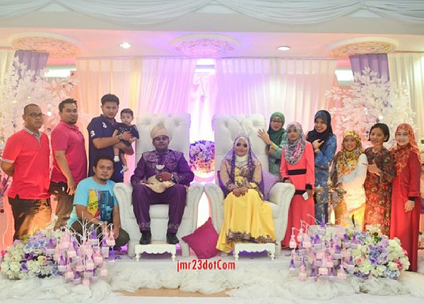 Rakan blogger bergambar bersama pengantin baru Yana Yassin