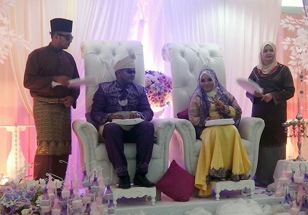 yana yassin suami isteri bersanding