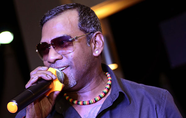 Mista G menyanyikan lagu The World is Ours bersama David Correy Mista G menyanyikan lagu The World is Ours bersama David Correy