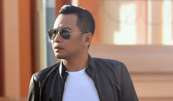 Ajai menyanyikan lagu The World is Ours bersama David Correy Ajai menyanyikan lagu The World is Ours bersama David Correy