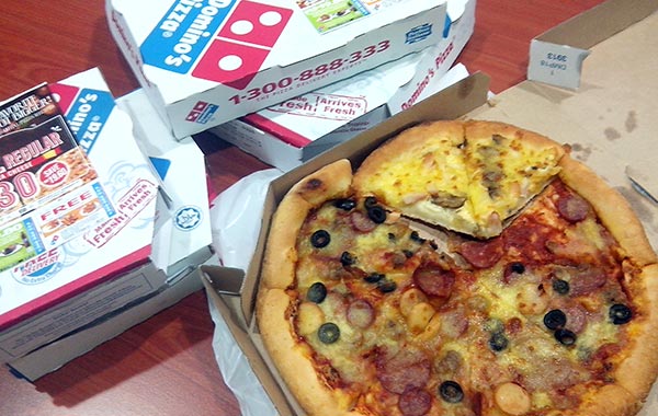 cabaran makan pizza domino