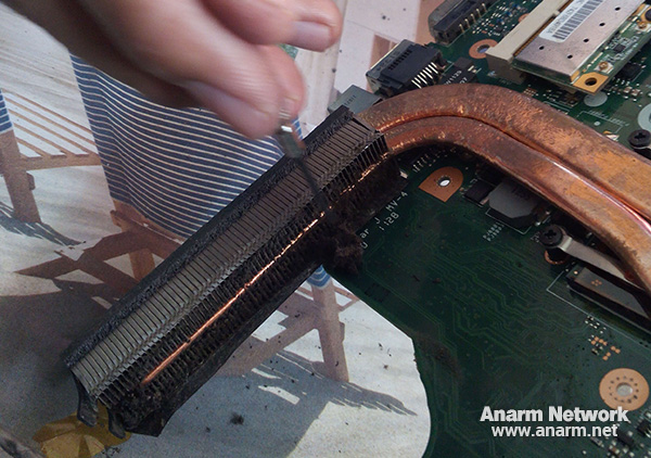 habuk berkumpul di bahagian kipas laptop