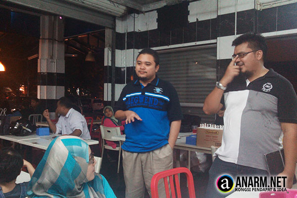 Khairul, pengurus Burger Bakar Abang Burn cawangan Shah Alam dan Wan Mus Sifu Adwords Khairul, pengurus Burger Bakar Abang Burn cawangan Shah Alam dan Wan Mus Sifu Adwords