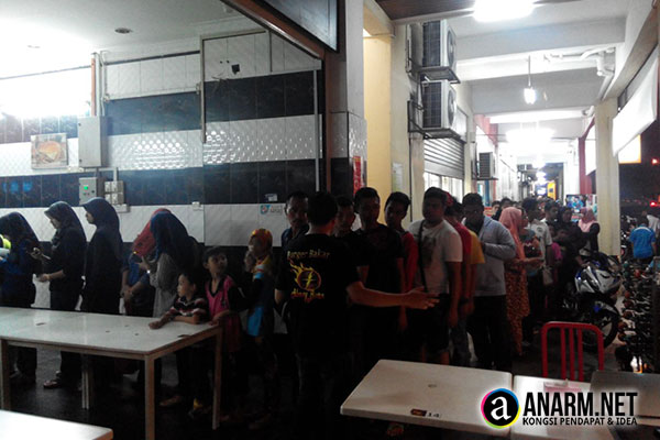 Pelanggan Burger Bakar Abang Burn 50 sen Pelanggan Burger Bakar Abang Burn 50 sen