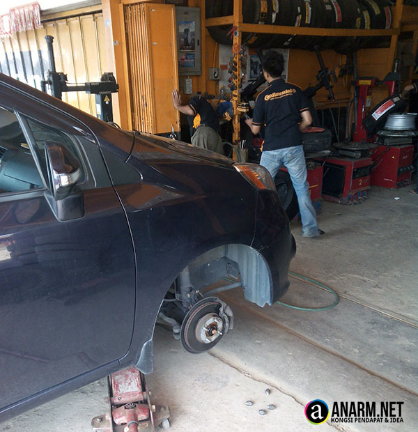 Tukar tayar pecah kereta Alza Tukar tayar pecah kereta Alza