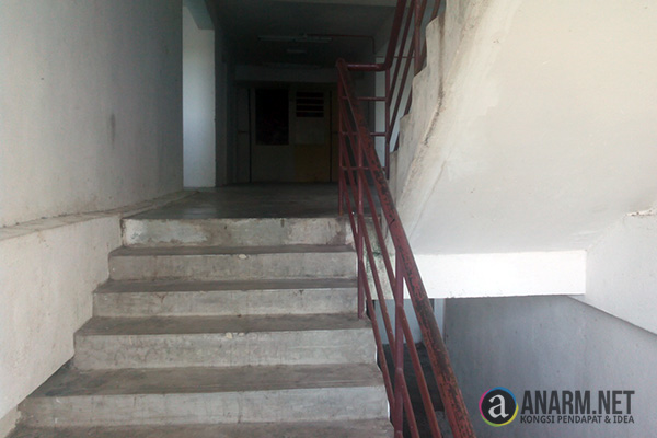 tangga rumah lif rosak