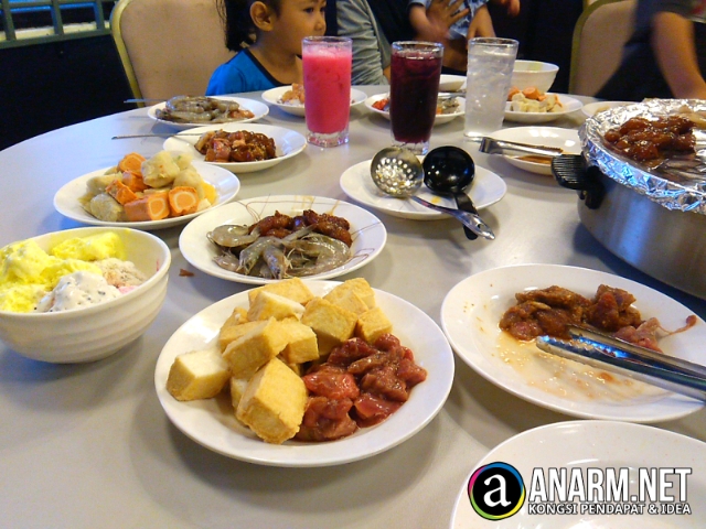 Menjamu selera di Makette Steamboat & Grill