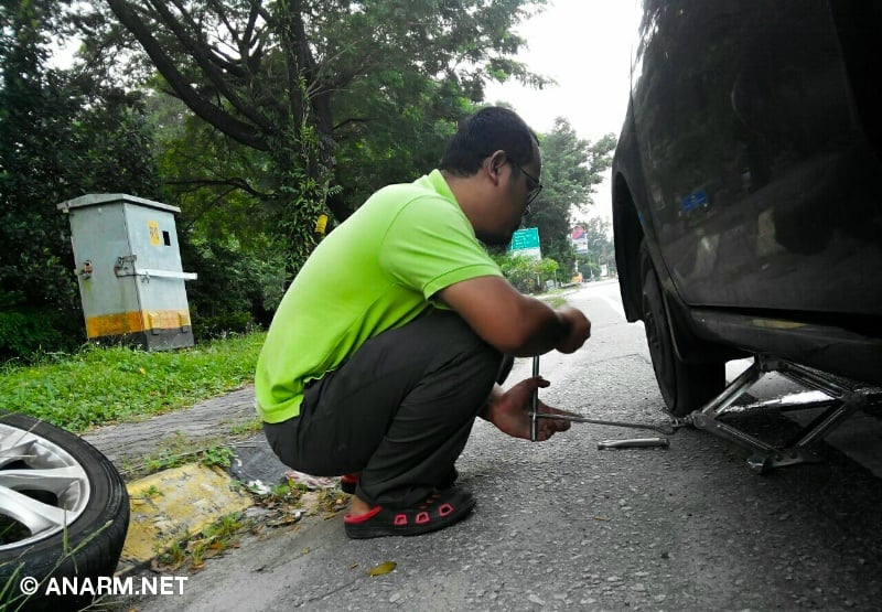 Tukar tayar kereta pecah