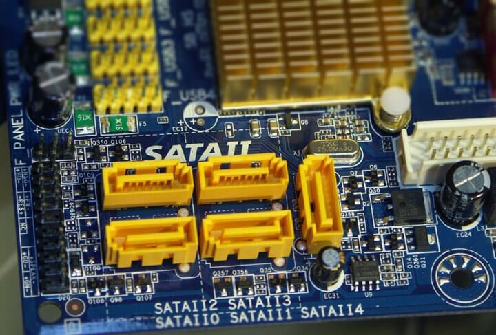 Port SATA pada motherboard Port SATA pada motherboard